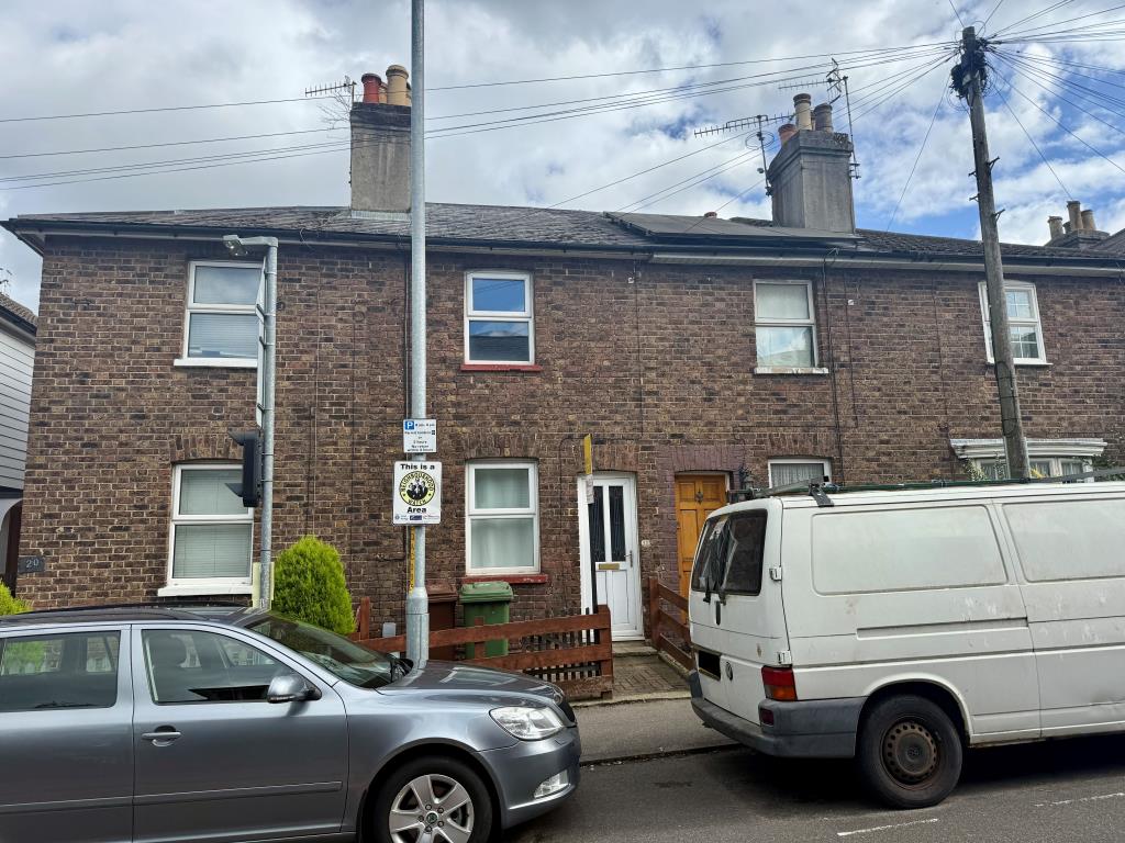 Lot: 160 - MID-TERRACE HOUSE FOR REFURBISHMENT - Mid-terrace house